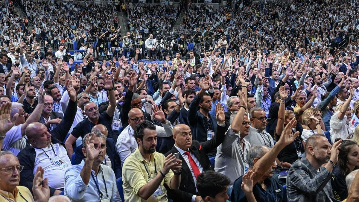 Fenerbahçe Genel Heyeti'nde 'Mustafa Kemal'in askerleriyiz' tezahüratı