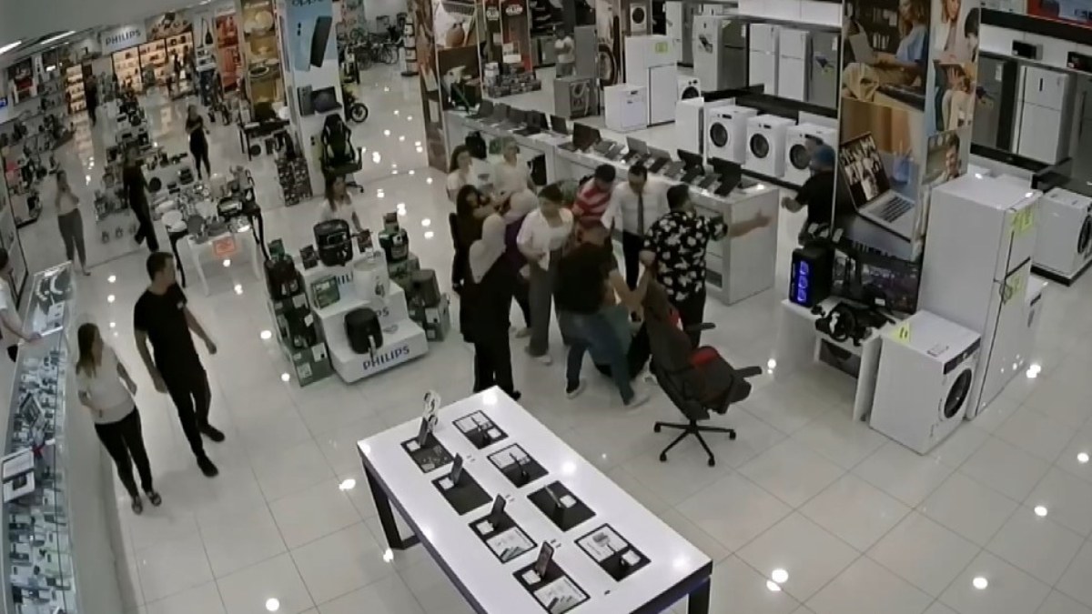 Isparta'da mağaza çalışanları ile müşteri çift ortasındaki arbede kameraya yansıdı