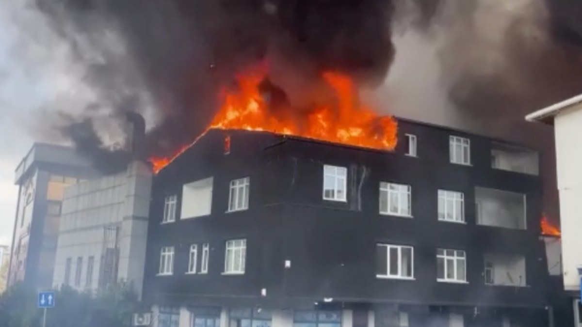 İstanbul Ataşehir'de çatıda yangın! 3 binaya sıçradı