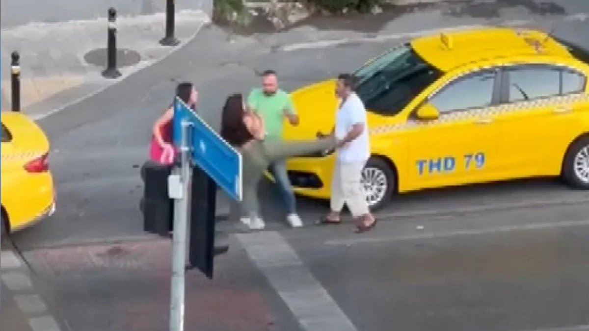 İstanbul Beyoğlu'nda taksici ile bayanların hengamesi kameraya yansıdı