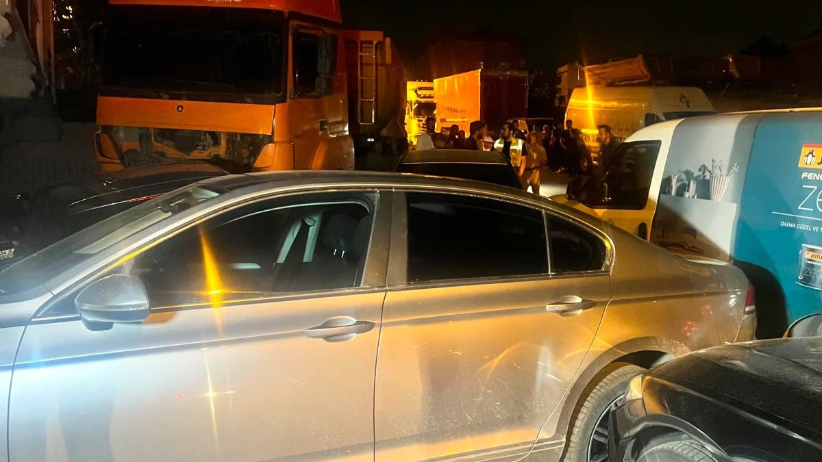 İstanbul Maltepe'de el freni çekilmeyen hafriyat kamyonu 6 araca çarptı