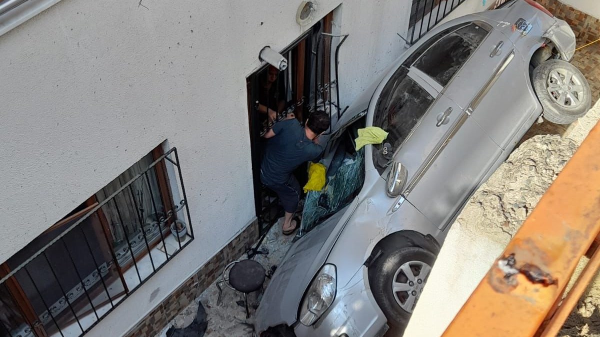 İstanbul'da facianın eşiğinden dönüldü! Çocukların içinde oynadığı araba boşluğa devrildi