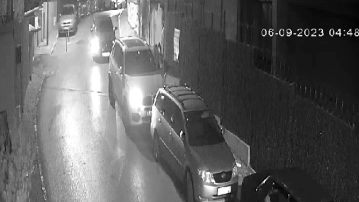 İstanbul'da lüks araçtan hırsızlık anı kamerada