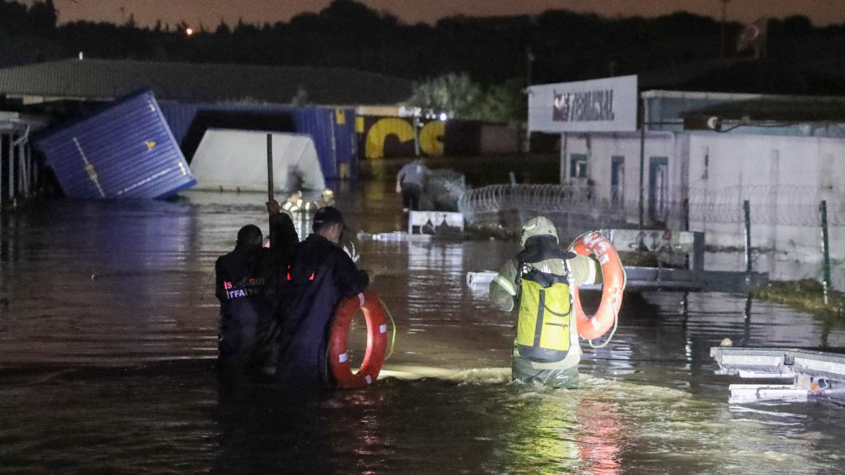 İstanbul'da meskenini su basan yatalak hastanın imdadına polis yetişti