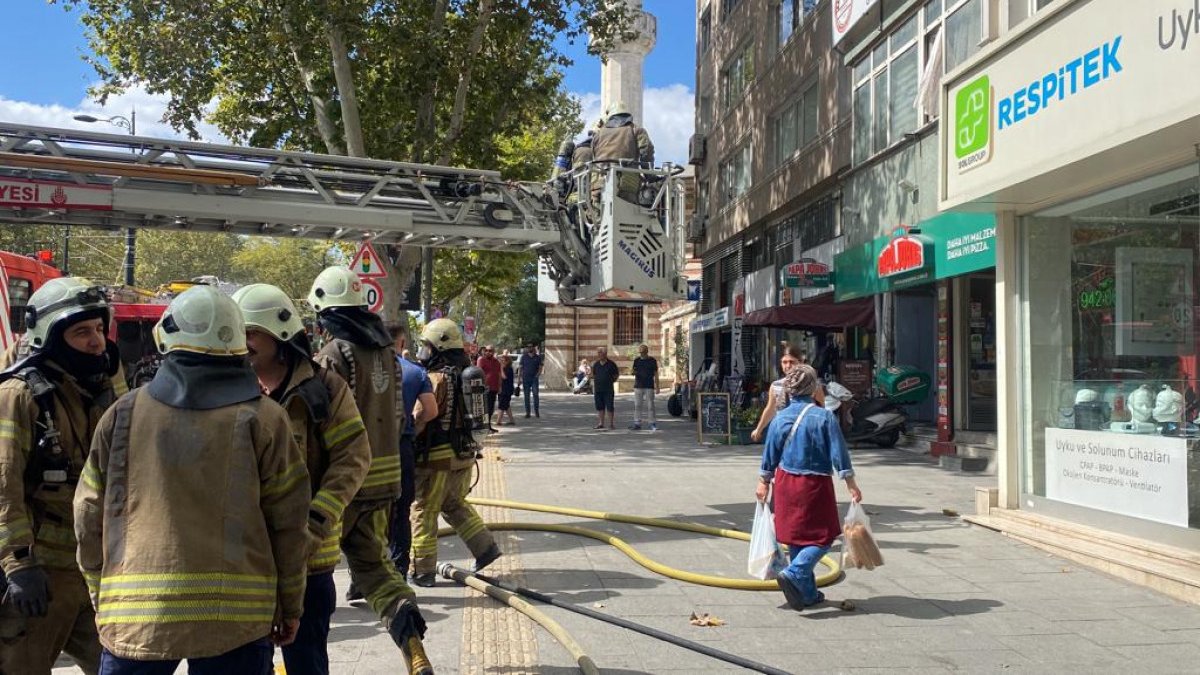 İstanbul'da tadilattaki otelde yangın çıktı