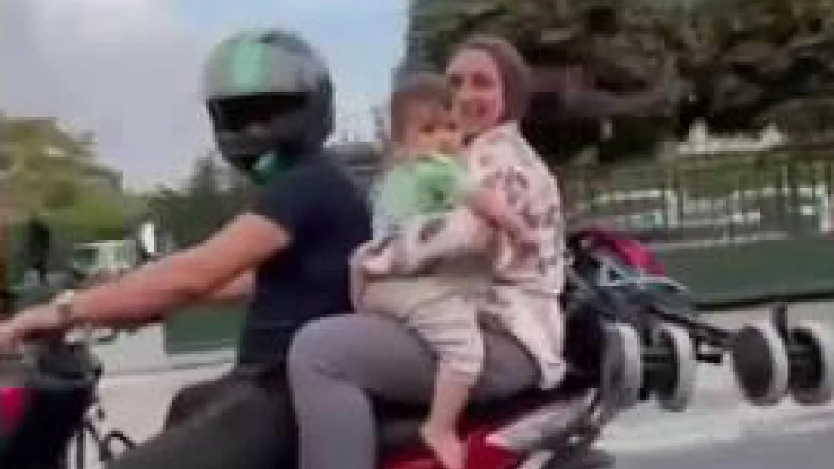 İstanbul'da tehlikeli yolculuk! Kucağında bebeğiyle motosiklete bindi