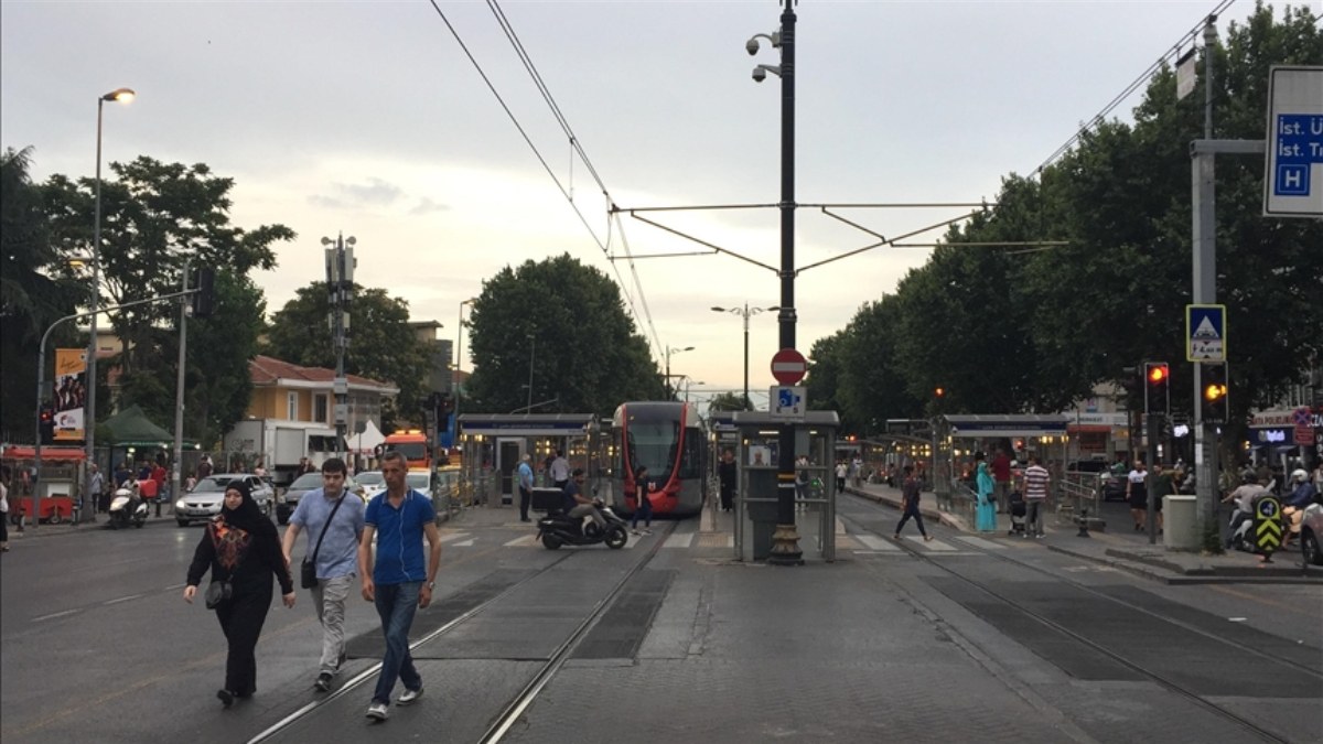 İstanbul'da toplu taşıma arızası bitmiyor! Tramvaydan dumanlar çıkınca vatandaşlar panik yaşadı