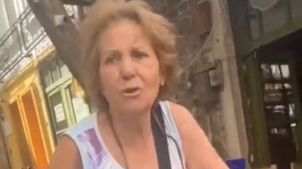 İzmir'de yaşlı bayandan tesettürlü bayanlara kelamlı taciz: 'Gidin kara böcekler'