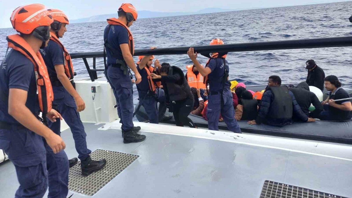 İzmir'in üç ilçesinde göçmen hareketliliği: 104 sistemsiz göçmen ve 3 kaçakçı yakalandı