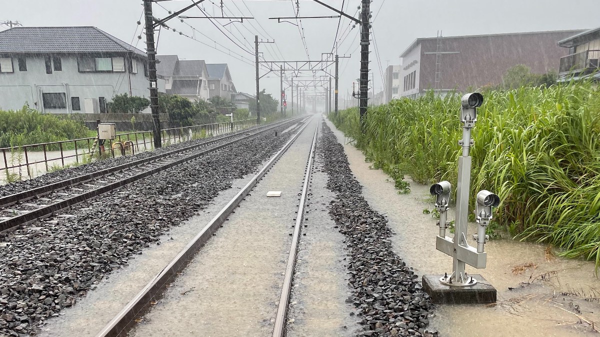 Japonya'da fırtına krizi: Hayat durma noktasına geldi