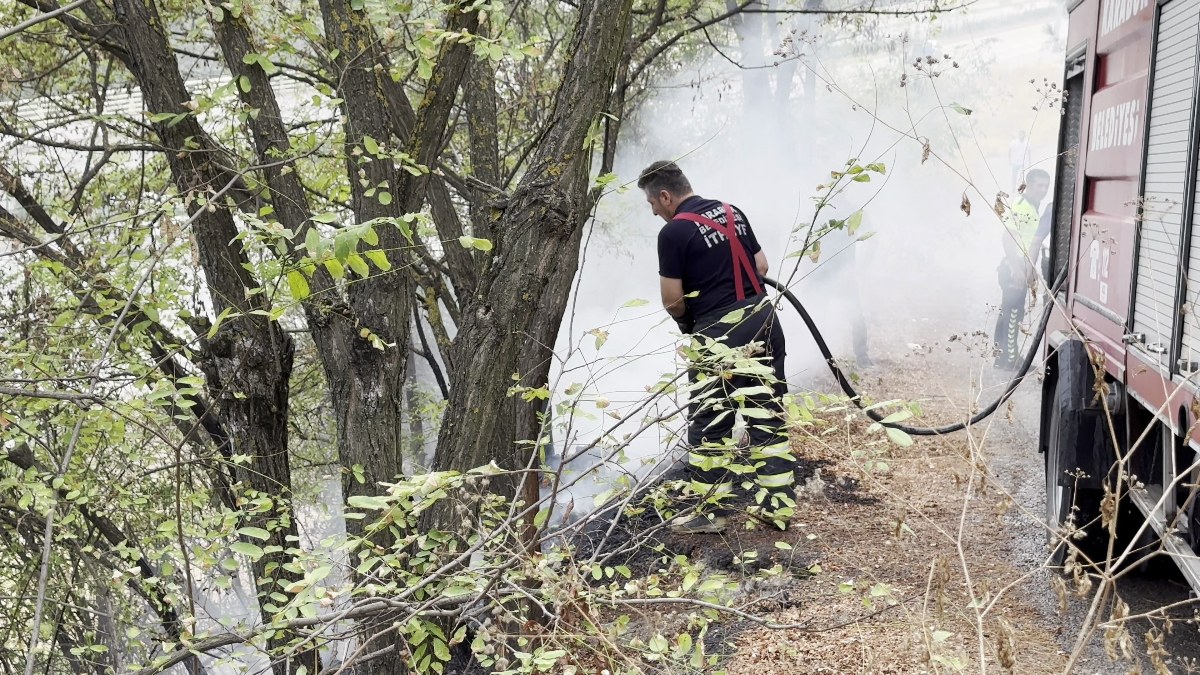 Karabük'te çıkan yangına polis müdahale etti