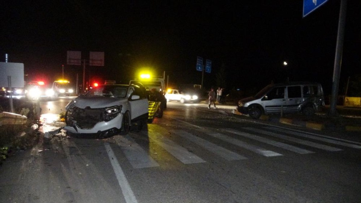 Kastamonu'da cip ile hafif ticari aracın çarpıştığı kazada 4 kişi yaralandı