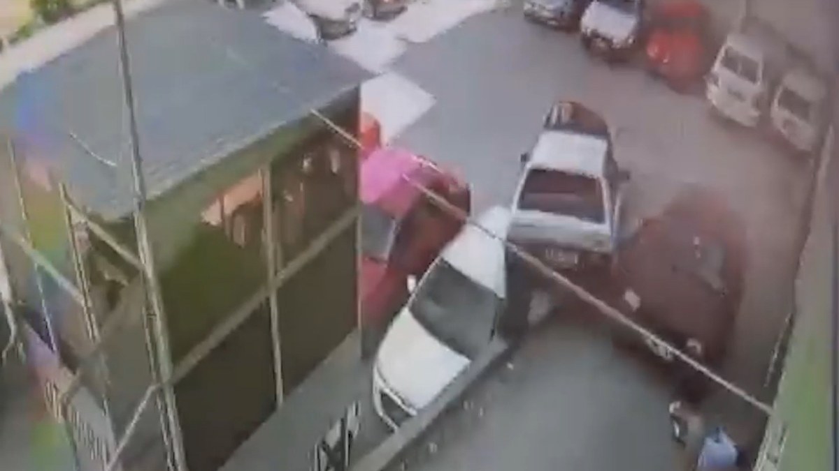 Kırıkkale'deki araba evvel yayaya çarptı, akabinde araçların üzerine devrildi