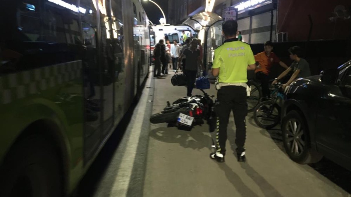 Kocaeli'de alkollü motosiklet şoförü otobüsten inen yolcuya çarptı