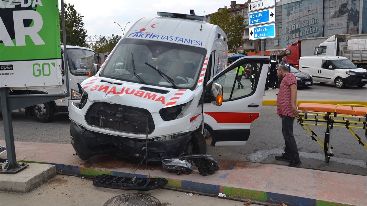 Kocaeli'de ambulansla araba çarpıştı: Hasta ile sıhhat vazifelisi yaralandı