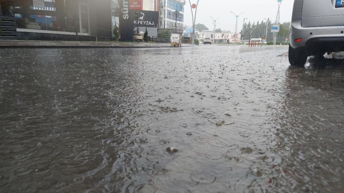 Kocaeli'de sağanak yağış! Caddelerde su birikintisi oluştu