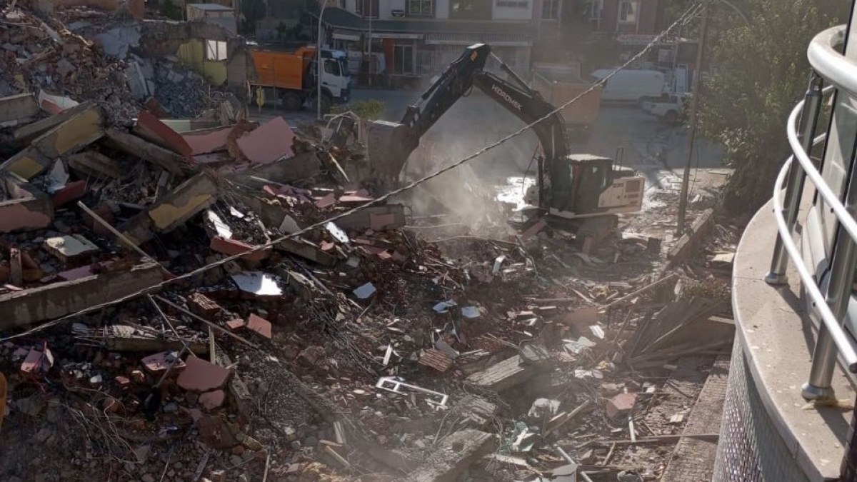 Malatya'daki ağır hasarlı bina 2 katlı konutun üzerine devrildi