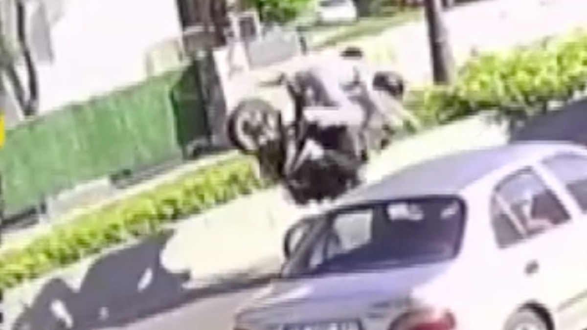 Muğla'da motosikletlinin ani fren kazası kamerada