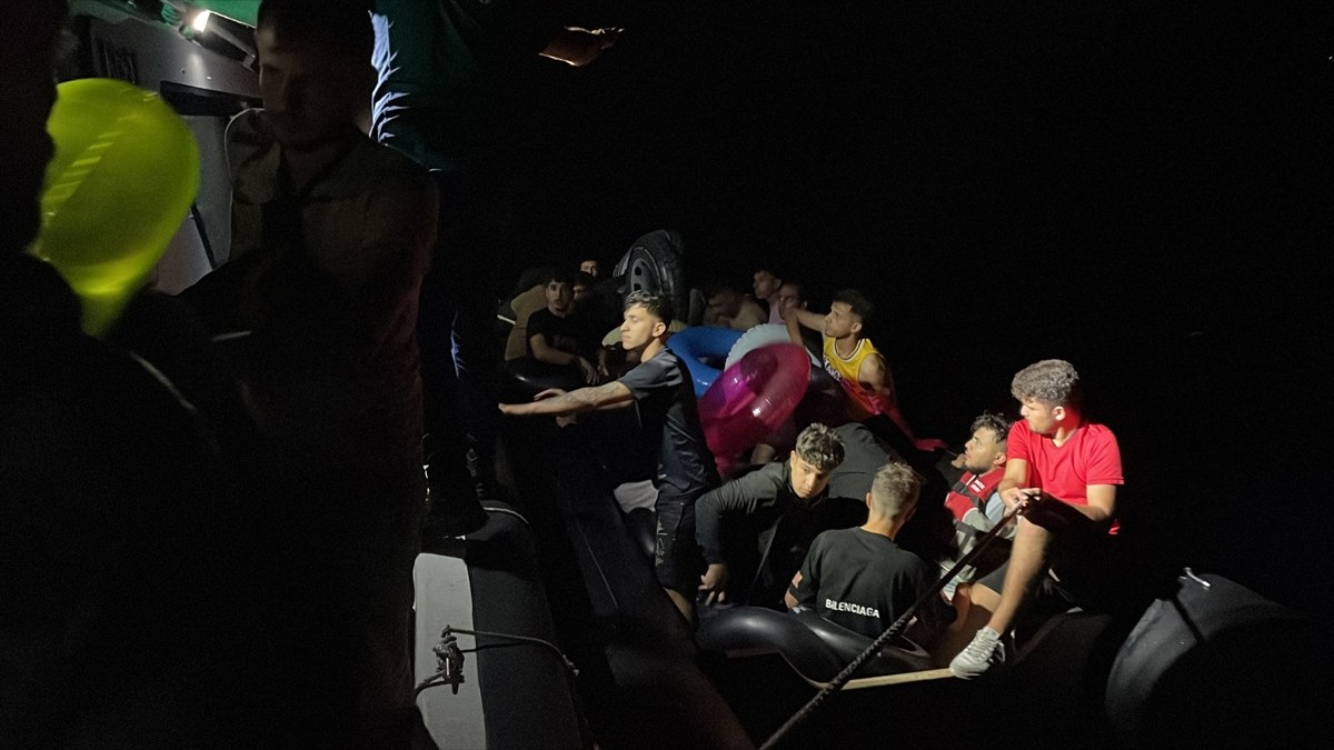 Muğla'da Yunanistan unsurlarınca itilen 30 kaçak göçmen kurtarıldı