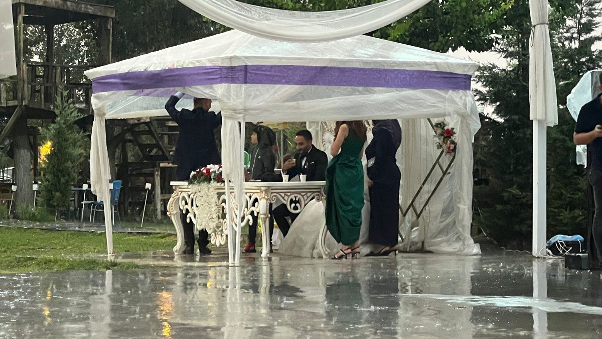 Nevşehir'de düğüne dakikalar kala yağmur başladı! Sırılsıklam evet dediler