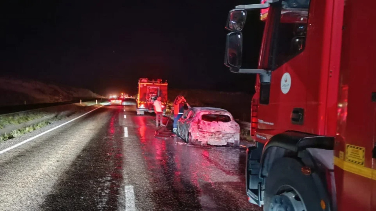 Nevşehir'de seyir halindeki araba yandı