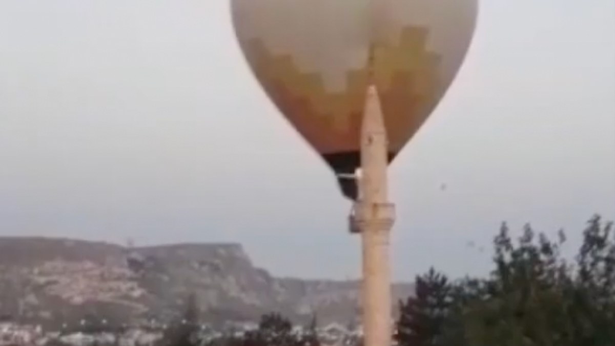 Nevşehir'de sıcak hava balonu cami minaresine çarptı: Bizi görüyorlardır el sallayalım