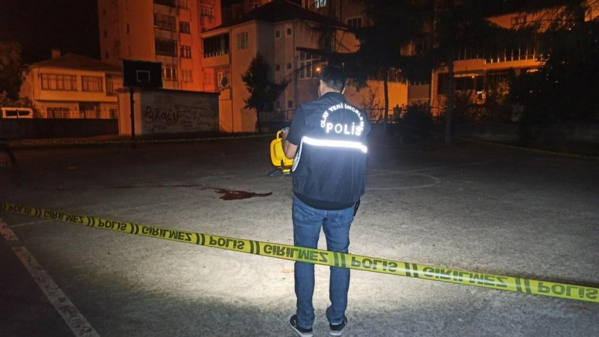 Samsun'da parkta bıçaklanan genç ağır yaralandı