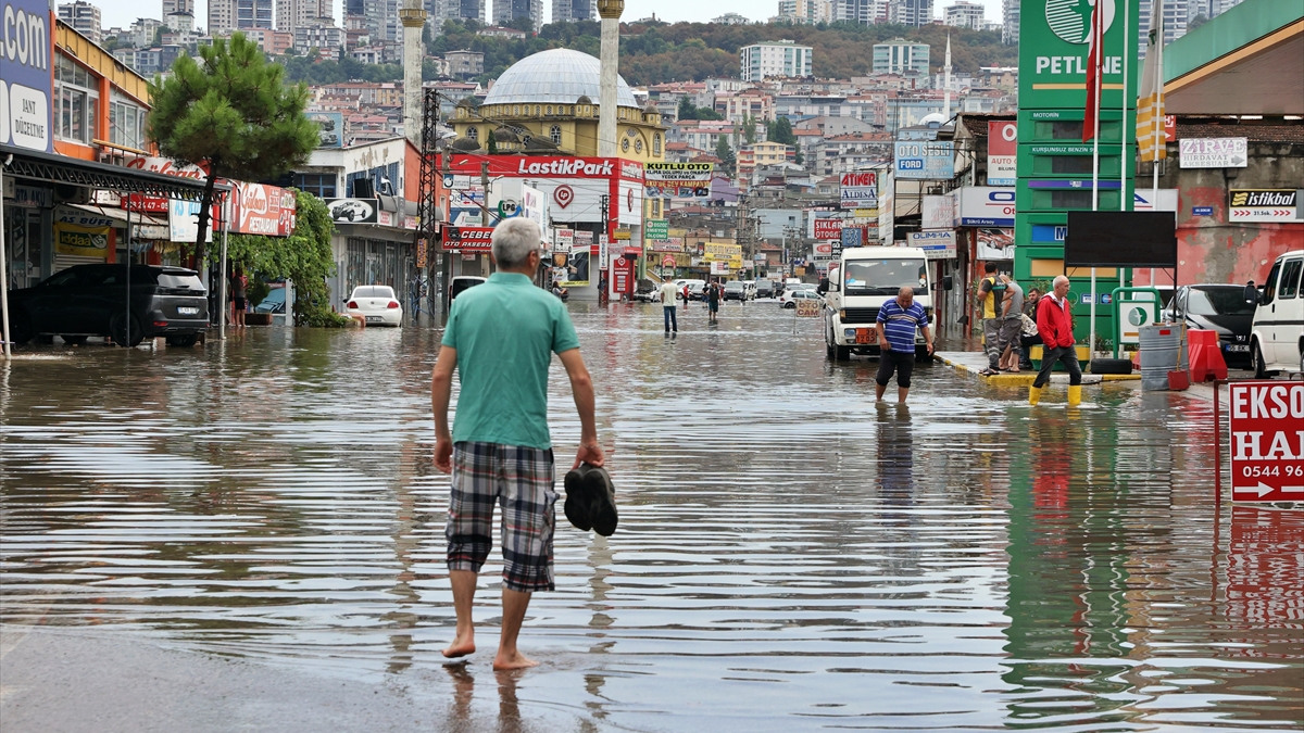 Samsun'da sel: Su baskını yaşanan bölgelere müdahale ediliyor