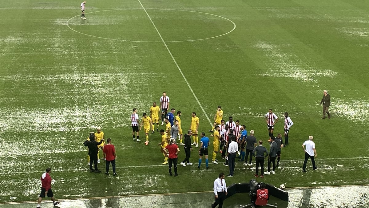 Samsunspor - İstanbulspor maçı ağır yağış nedeniyle ertelendi