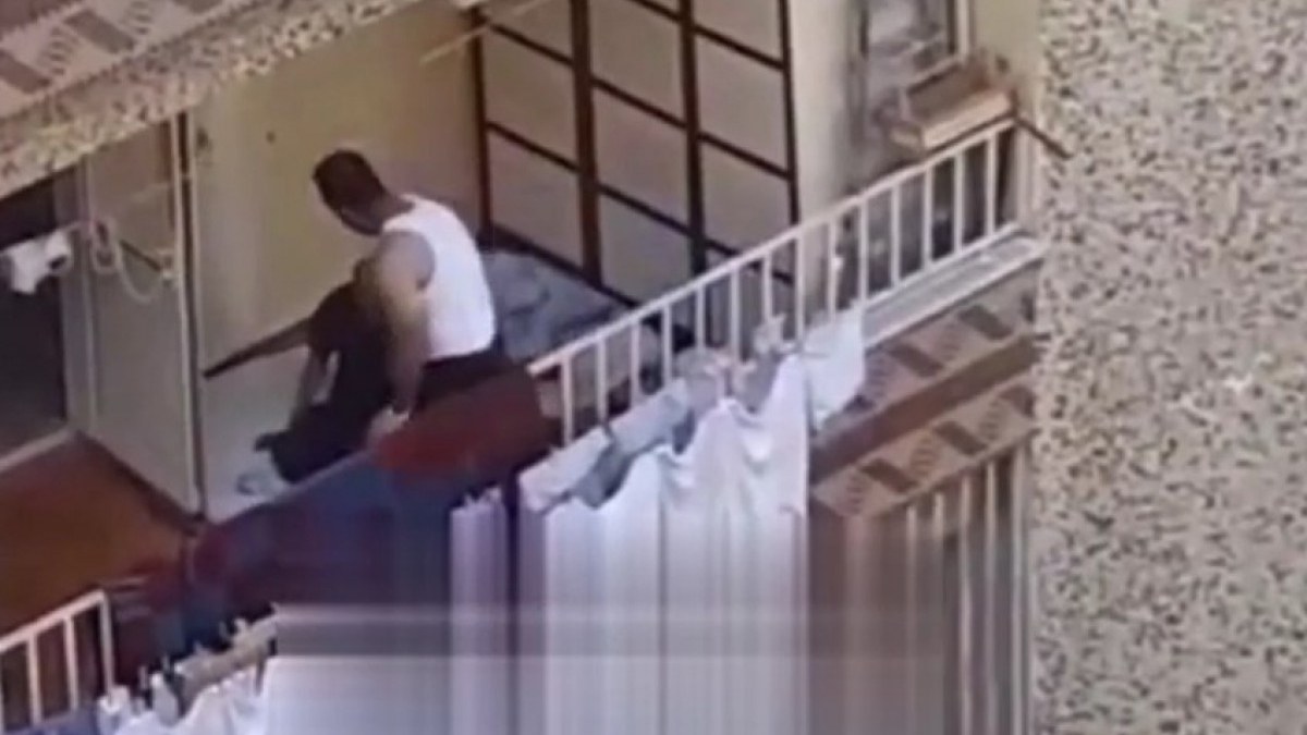 Şanlıurfa’da şiddet görüntüleri! Felçli hastayı balkonda öldüresiye darbetti