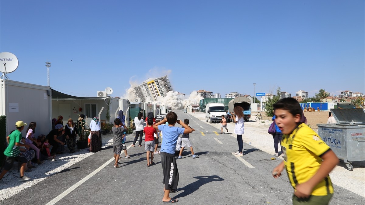 Sarsıntının vurduğu Malatya'daki hasarlı bina, patlayıcılarla yere serildi