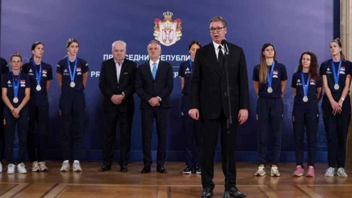 Sırbistan Cumhurbaşkanı Vucic, Filenin Sultanları'na göndermede bulundu