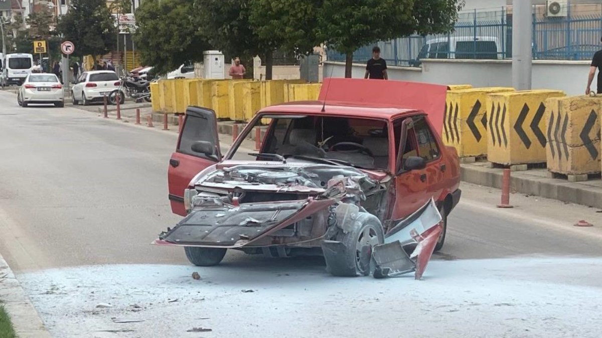Tokat'ta direksiyon hakimiyetini kaybeden araba aydınlatma direğine çarparak alev aldı