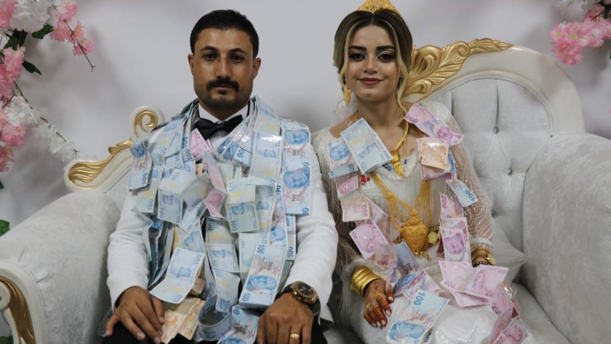Van'da aşiret düğünü: Takılan paraları 16 kişi saydı
