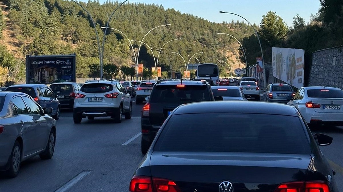 Yeni eğitim öğretim yılının birinci gününde Ankara'da trafik oluştu