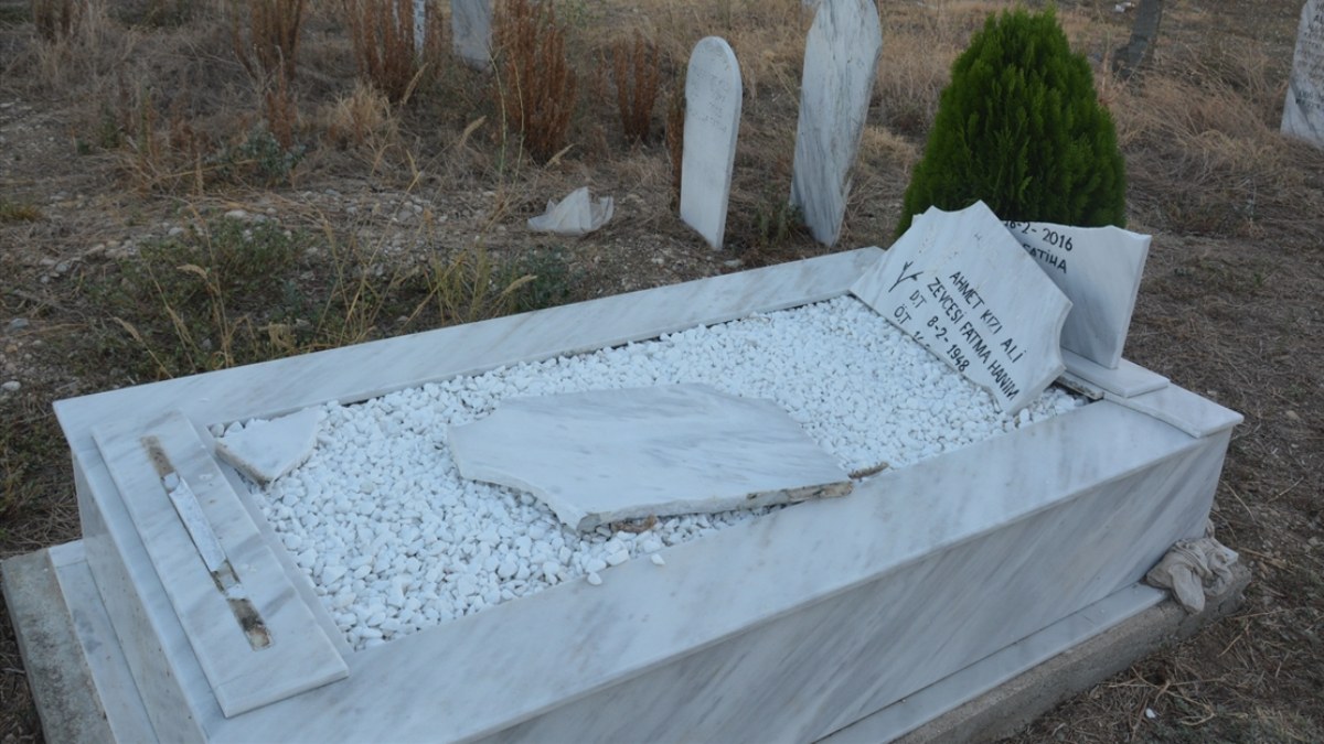 Yunanistan'da Türk mezarlığına hücum