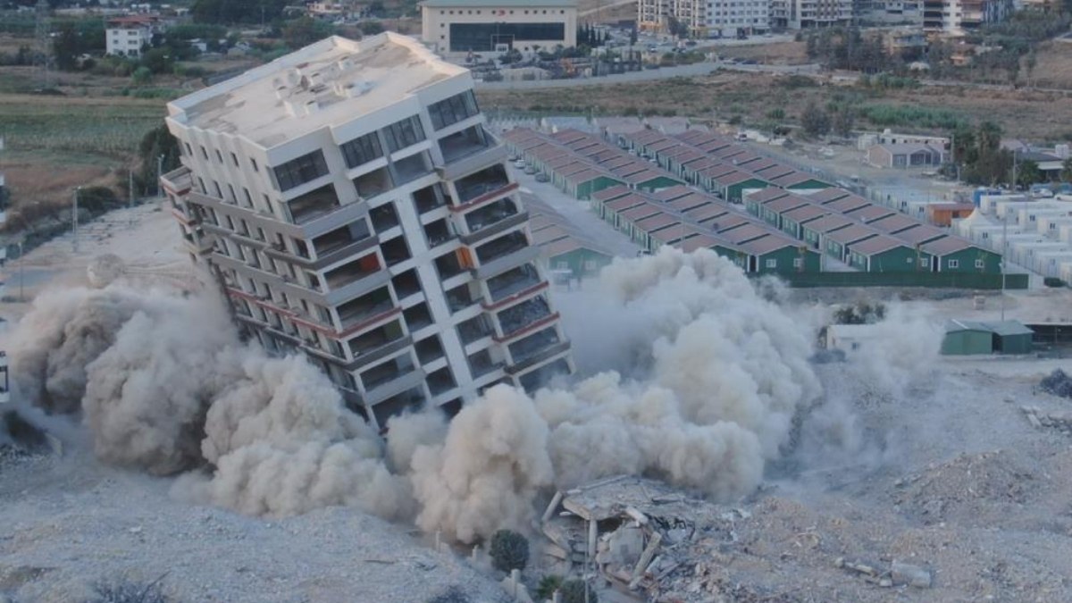 Zelzelenin vurduğu Hatay'da milyonluk hasarlı bina dinamitle patlatıldı: Kağıt üzere yere serildi