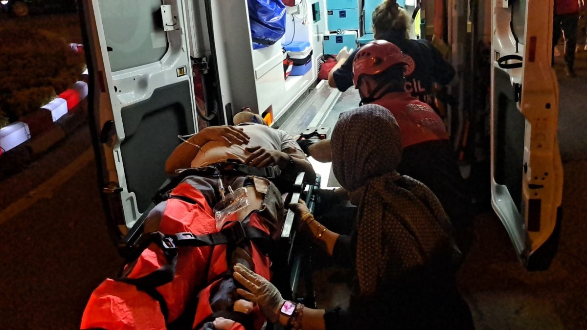 Zonguldak'ta kamyonla çarpışan motosikletli tekerin altında kalıp yaralandı